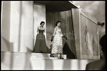 cca 1950-1960 Divatbemutató, 9 kocka negatívtekercsen