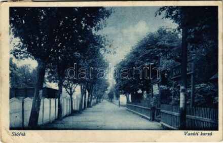 1929 Siófok, Vasúti korzó, Fogas szálloda, vendéglő és kávéház, a kerítésen túl vagonok és a vasútállomás (EB)