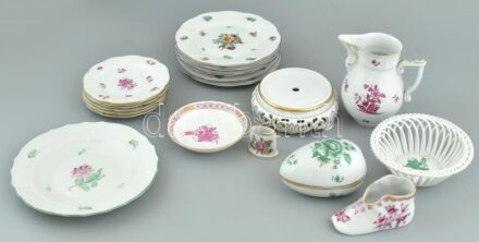 Herendi vegyes porcelán tétel (20 db), cipő, tojás, sütis tányérok, tejkiöntő, fonott kosaras tálka, vegyes mintákkal, kopásnyomokkal.