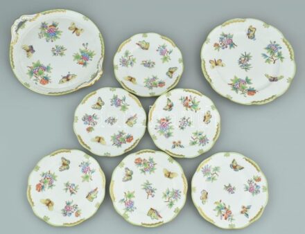 Herendi Viktória mintás süteményes készlet + tortatál, kézzel festett, kosaras nyomott porcelán, jelzett, kopásnyomokkal.