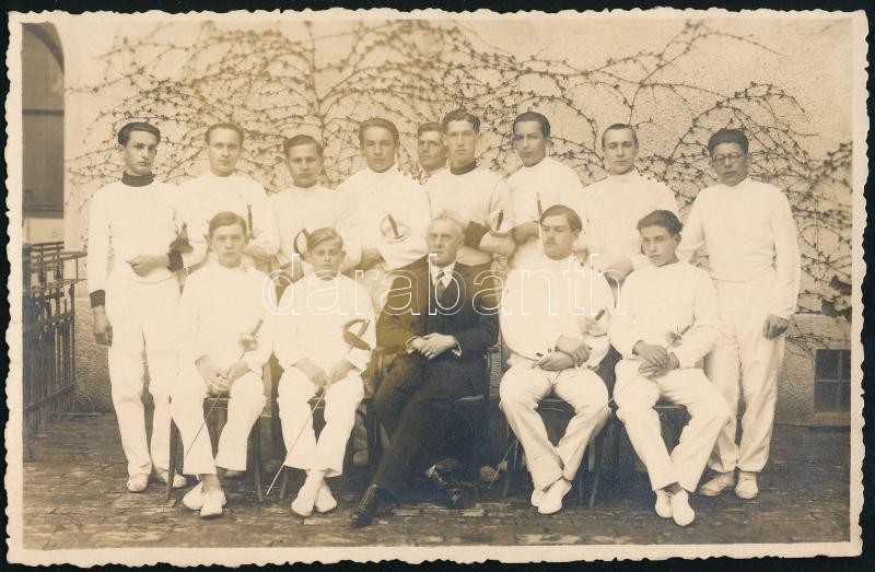 cca 1930-1940 Vívók mesterükkel, fotólap, 8,5×13,5 cm