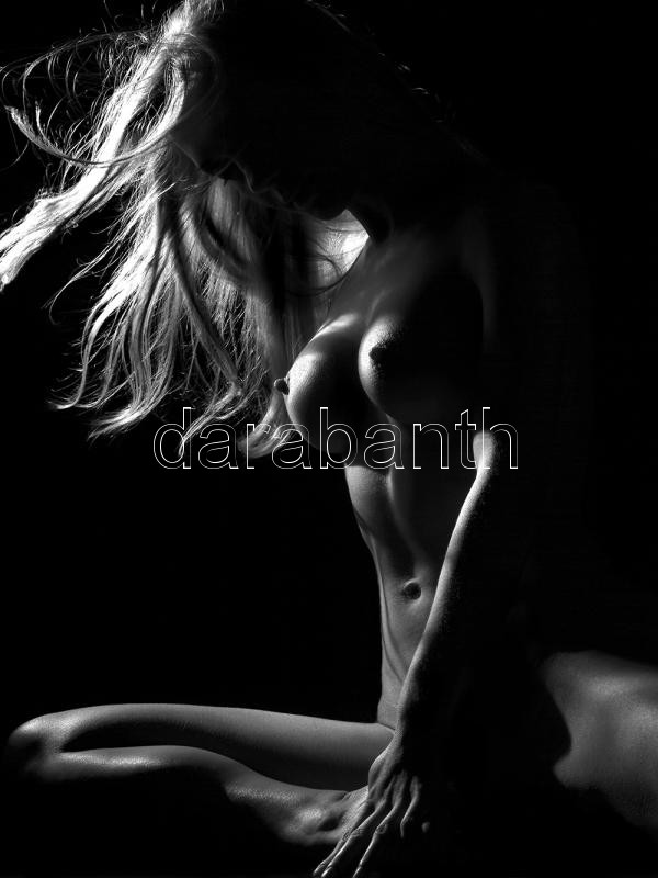 Marácz István (1958-): Álmodozó. Professzionális fotópapír, kézi nagyítású, 1/1 nagyítás, bársony paszpartuban, keretezett, múzeumi (tükröződés mentes) üvegben, hátoldalán jelzett, 39x30 cm. Marácz István a nyolcvanas