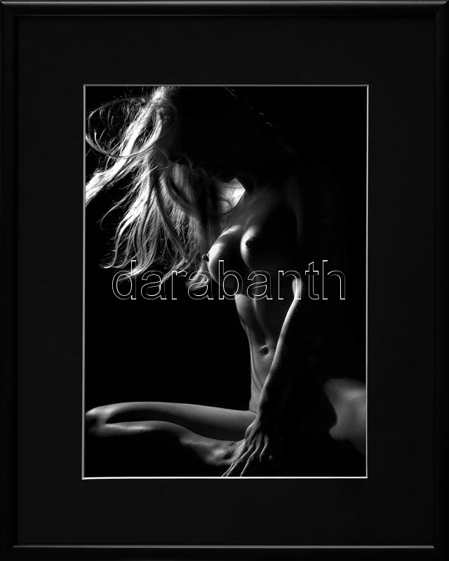 Marácz István (1958-): Álmodozó. Professzionális fotópapír, kézi nagyítású, 1/1 nagyítás, bársony paszpartuban, keretezett, múzeumi (tükröződés mentes) üvegben, hátoldalán jelzett, 39x30 cm. Marácz István a nyolcvanas - Image 2