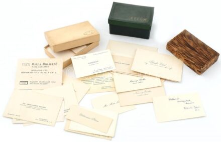 Kis doboznyi papírrégiség: névjegyek, illetve hozzájuk való borítékok, régebbi papírdobozok