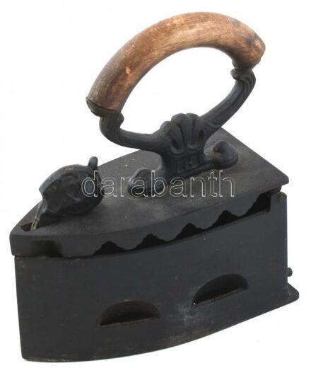 Antik faszenes öntöttvas vasaló, fa nyéllel, Hermész fejes zárral, G szimbólummal, korának megfelelő állapotban, m:24cm
