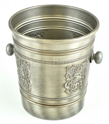 Régi pezsgőhűtő vödör, alpakka, dombornyomott lovagi fejjel és fleur-de-lis (Bourbon-liliom) motívummal. Jelzés nélkül, kopásokkal, m:21, d:19cm