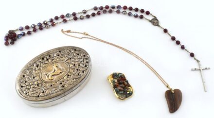 Ezüstözött fém áttört ékszeres doboz, florális és hippokamposz motívummal, benne vegyes bizsuk. 8,5x14cm