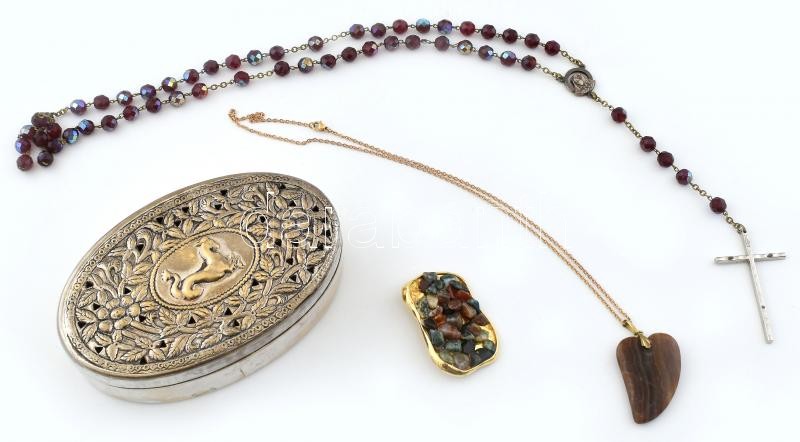 Ezüstözött fém áttört ékszeres doboz, florális és hippokamposz motívummal, benne vegyes bizsuk. 8,5x14cm