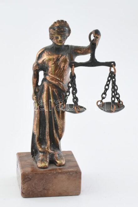 Jelzés nélkül: Justitia, réz szobor márvány talapzaton, kissé sérült, m: 13 cm