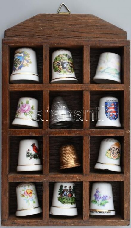 12 db porcelán és fém gyűszű, fali polc tartóval. 18x11cm