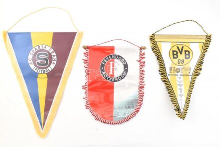 3 db sport zászló (Borussia Dortmund, Feyenoord Rotterdam, AC Sparta Praha), 38x24,5 cm és 45x32,5 cm közötti méret