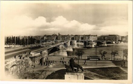 Budapest, az újjáépített Margit híd, villamosok, autóbusz (EK)