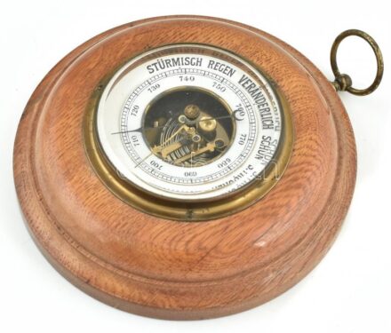 Német Sturmisch Regen Veranderlich Schon S. Trocken kerek barométer, vastag fazettált üveg, réz és fa. 1930 körül. d:18cm