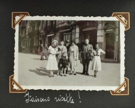 1935-1936 Régi francia fényképalbum, 70 db fotóval (9x6 cm méretben), az albumlapokon feliratozva. Dekoratív, dombornyomott, festett vászonborítású albumban.