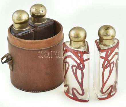 Négy részes parfümös üveg szett, bőr tartóban. Szecessziós stílusú, festett díszítéssel. Kopásnyomokkal, d: 9 cm, m: 13,5 cm
