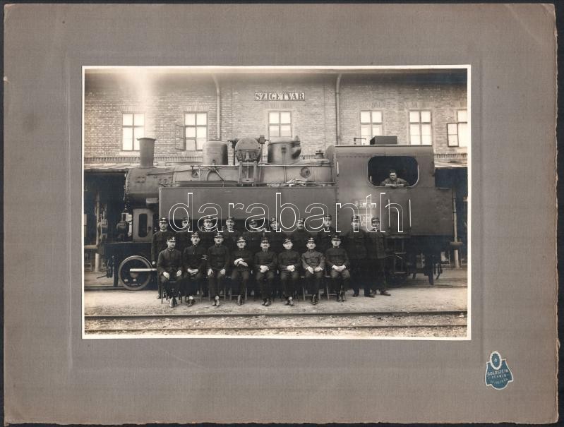 cca 1920 Szigetvár, Magyar Királyi Államvasutak 376.523. számú mozdonya vasúti dolgozókkal, kartonra kasírozott fotó Goldstein szigetvári műterméből, 16,5×23 cm