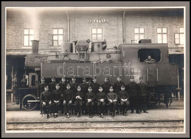 cca 1920 Szigetvár, Magyar Királyi Államvasutak 376.523. számú mozdonya vasúti dolgozókkal, kartonra kasírozott fotó Goldstein szigetvári műterméből, 16,5×23 cm - Image 2