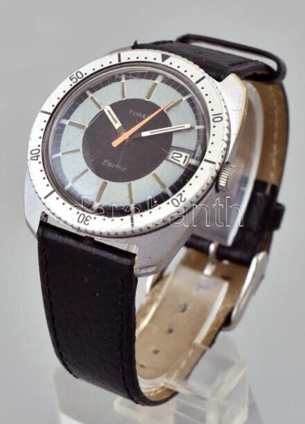 Timex férfi karóra, elektronikus szerkezettel, analóg kijelzős,dátumfunkciós, bőrszíjjal, működik, kopott, d:37 mm