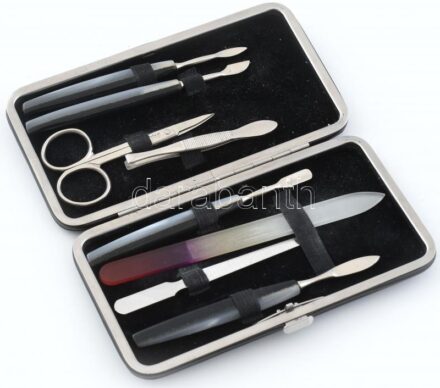 8 db-os manikűr készlet, fekete műbőr tokban, 15,5x8,5 cm
