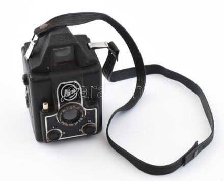 Altissa Altissar Periskop 1:8 box fényképezőgép, kopott, kissé sérült borítással / Altissa Altissar Periskop 1:8 vintage box camera, slightly worn