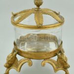 Dekoratív réz kínáló üveg betéttel, kisebb kopásnyomokkal, az üveg peremén csorbával, d: 9,5 cm, m: 15,5 cm