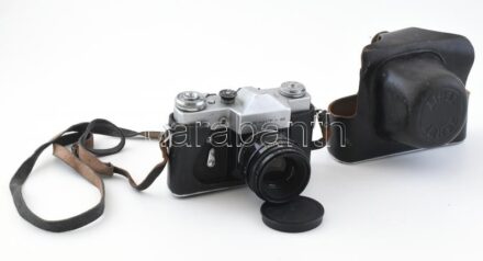 cca 1970 Zenit-B szovjet fényképezőgép, Helios-44-2 58mm f/2 objektívvel, sapkával, eredeti, kissé kopott bőr tokjában / vintage Russian camera, in original leather case