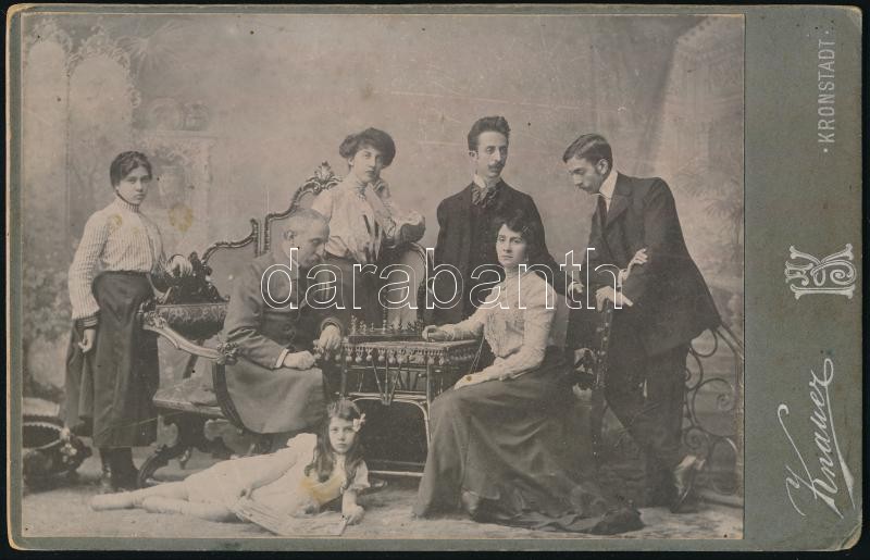 cca 1910 Sakkozók, családi portré, keményhátú fotó Knauer brassói műterméből, 10,5×16,5 cm