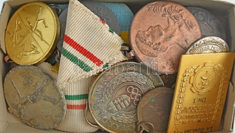 21db-os sport díjéremtétel, főleg a szocialista időszakból, több darab mellszalagon T:vegyes