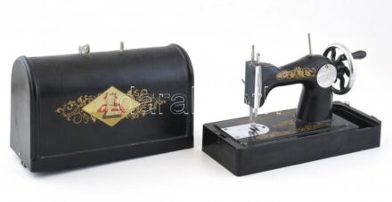 Avtopribor szovjet, mini, gyermek varrógép, 1970 körül, bakelit és fém. 25x11x19cm, hiányos, sérült.