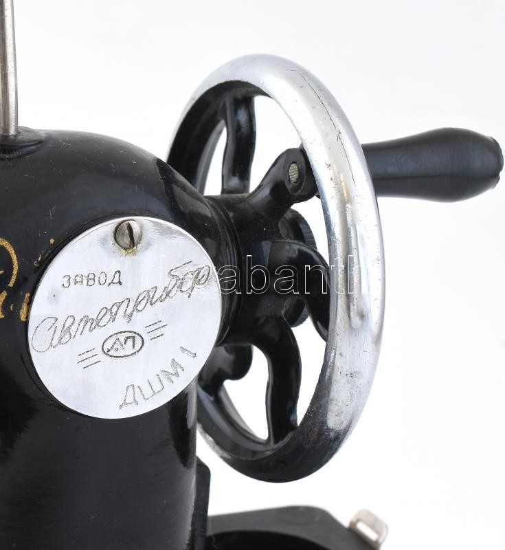 Avtopribor szovjet, mini, gyermek varrógép, 1970 körül, bakelit és fém. 25x11x19cm, hiányos, sérült. - Image 2