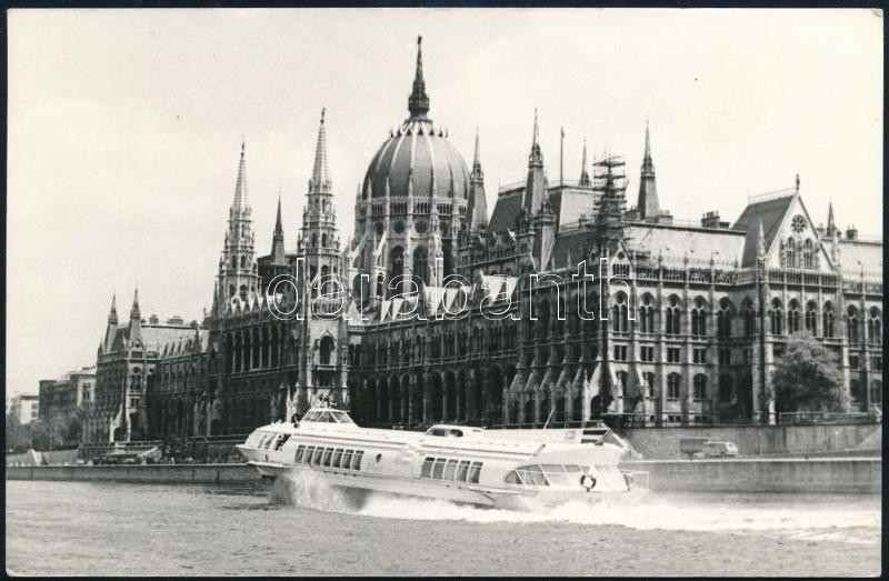 cca 1981-1987 Angol futballisták autográf aláírásai, köztük Bryan Robson (1957- ) és Gary Bailey (1958- ), a Manchester United F.C. játékosai, budapesti képeslap hátoldalán - Image 2