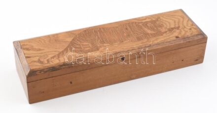 Régi intarziás fa doboz, fedelén tigris díszítéssel. Alján felirat: 'Biró Bertalan kanonok úrnak emlékül, hálás Pechmann Gyula. Szeged, 1929. november 24.' Korának megfelelő állapotban, 37x11x7 cm