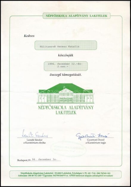 1996 Lakitelek, a Népfőiskola Alapítvány köszönő oklevele támogató részére, rajta Lezsák Sándor (1949- ) költő, politikus, az MDF alapító tagja, illetve Gyarmati Dezső (1927-2013) vízilabdázó, országgyűlési képviselő