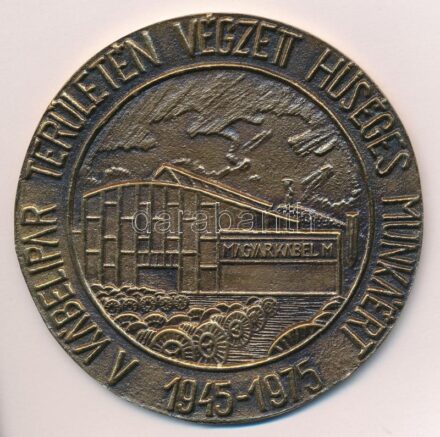 1975. 'A kábelipar területén végzett hűséges munkáért 1945-1975' egyoldalas, öntött bronz emlékérem, hátoldalán névre szóló gravírozással (90mm) T:1-