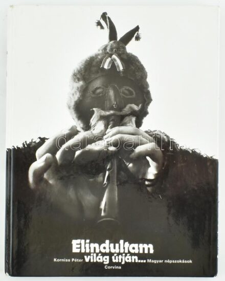 Korniss Péter: Elindultam világ útján... Magyar népszokások. Bp., 1975, Corvina. Számos egészoldalas, fekete-fehér fotóval illusztrált. Kiadói kartonált papírkötés, kissé sérült borítóval.