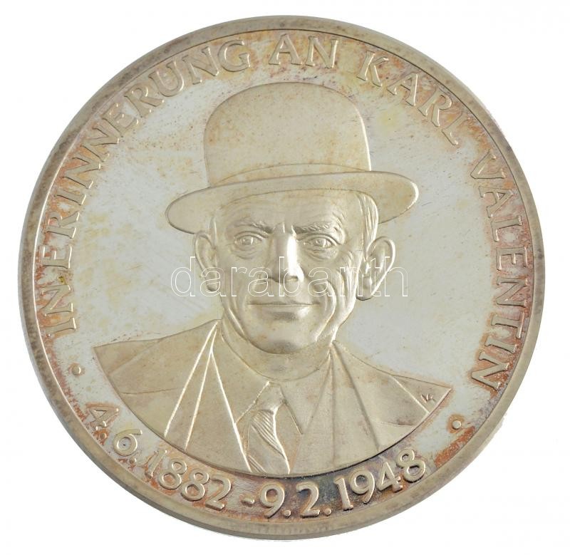 Németország 1999. 'Karl Valentin emlékére' jelzett Ag emlékérem, tanúsítvánnyal, dísztokban (49,46g/0.999/50mm) T:1 (eredetileg PP) Germany 1999. 'In erinnerung an Karl Valentin' hallmarked Ag commemorative medallion with certificate, in