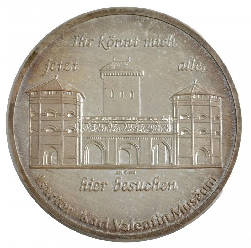 Németország 1999. 'Karl Valentin emlékére' jelzett Ag emlékérem, tanúsítvánnyal, dísztokban (49,46g/0.999/50mm) T:1 (eredetileg PP) Germany 1999. 'In erinnerung an Karl Valentin' hallmarked Ag commemorative medallion with certificate, in - Image 2