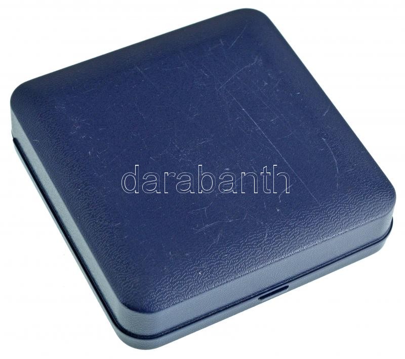 Németország 1999. 'Karl Valentin emlékére' jelzett Ag emlékérem, tanúsítvánnyal, dísztokban (49,46g/0.999/50mm) T:1 (eredetileg PP) Germany 1999. 'In erinnerung an Karl Valentin' hallmarked Ag commemorative medallion with certificate, in - Image 3