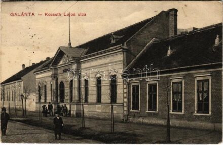 1910 Galánta, Kossuth Lajos utca, Községháza. Adamko Béla kiadása / street view, town hall + 'ZSOLNA - GALÁNTA - BUDAPEST 45. SZ. B' vasúti mozgóposta bélyegző (EK)