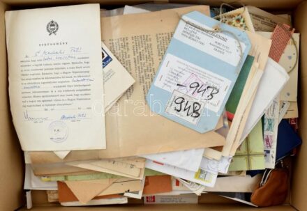 Nagyobb doboznyi vegyes papírrégiség