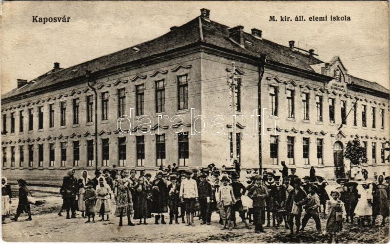 Kaposvár, M. kir. állami elemi iskola, gyerekek. Szabó Lipót kiadása (EK)