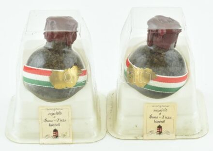 2 db anyaföld a Duna-Tisza közéről. Ereklye. Eredeti csomagolásban, h: 9,5 cm