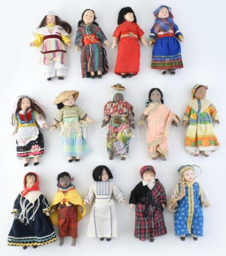 14 db porcelán fejű és testű baba, különféle népviseletben, 1 db sérült m: 21cm