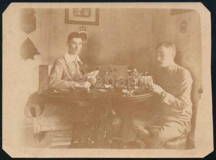 1918 Egy kártyaparti a felvidéki Gyökényesen, a katona kezén karórával, hátoldalt feliratozott fotó, 9×12 cm