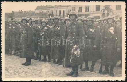 1938 Magyar katonák Léva (Felvidék) főterén a bevonulási ünnepségen, fotó szép állapotban, 8,5×13,5 cm