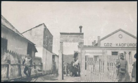 cca 1916 K.u.k. Fürdő- és Tetűtlenítő Intézet a Kárpátokban, hátoldalon feliratozott fotó, szép állapotban, 8,5×13,5 cm