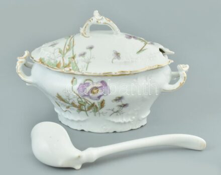 Mártásos edény, kanállal. Cseh porcelán XIX. sz. vége. Matricás, jelzés nélkül, kopásokkal 20 cm
