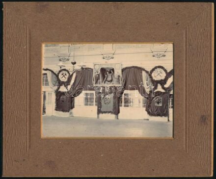 1909 Körmöcbánya (Kremnica, Felvidék), az Országos Magyar Bányászati és Kohászati Egyesület 1909. szept. 18-20-án tartott közgyűlése, a körmöcbányai főreáliskola díszterme a közgyűlés alkalmából feldíszítve, fotó