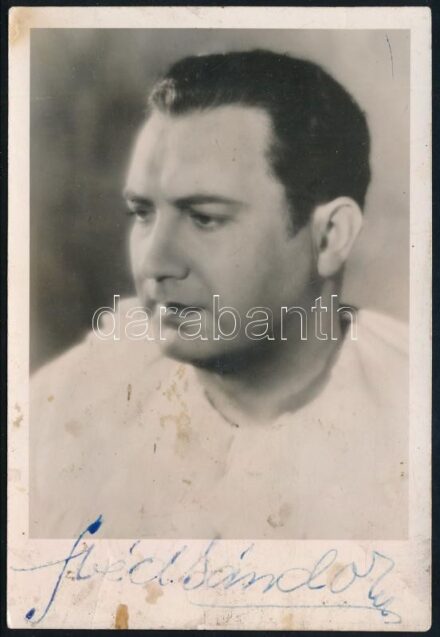 Svéd Sándor (1906-1979) világhírű magyar operaénekes aláírása és dedikációja (hátoldalán) egy őt ábrázoló fotólapon, foltos, 14x10 cm