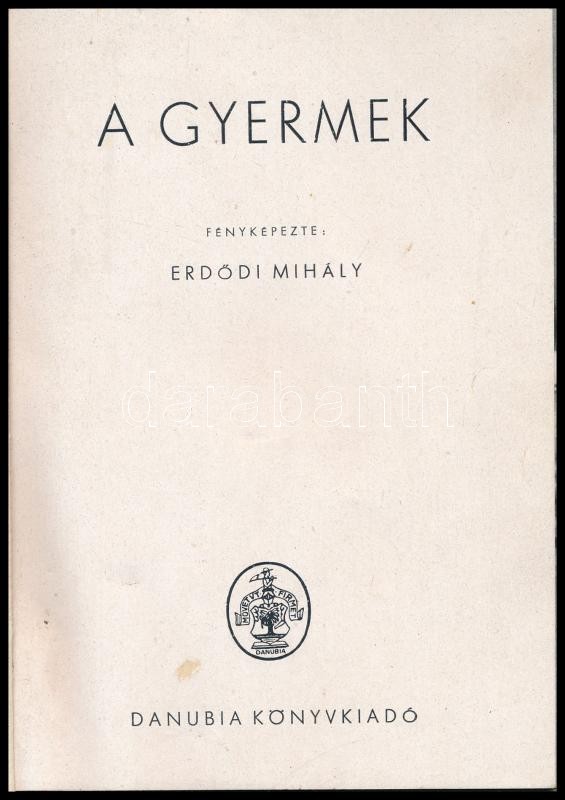 A gyermek. Fényképezte: Erdődi Mihály. Bp.,(1943),Danubia, 40 t. Erdődi Mihály (1899-?) fotóművész, fotóriporter fekete-fehér fotóival. Kiadói papírkötés, két lap laza, egy lapon szakadással, pár hiányzó lappal.